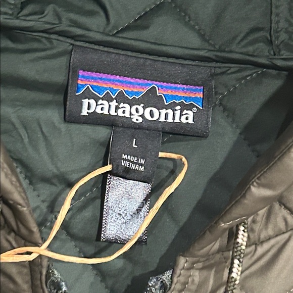 PATAGONIA | Women's Diamond Quilted Bomber Hoody - Picture 4 of 12
